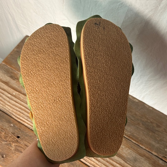 BurgerStock Yellow Suede Burger Bun Clogs with Leaf Design - Picture 5 of 5